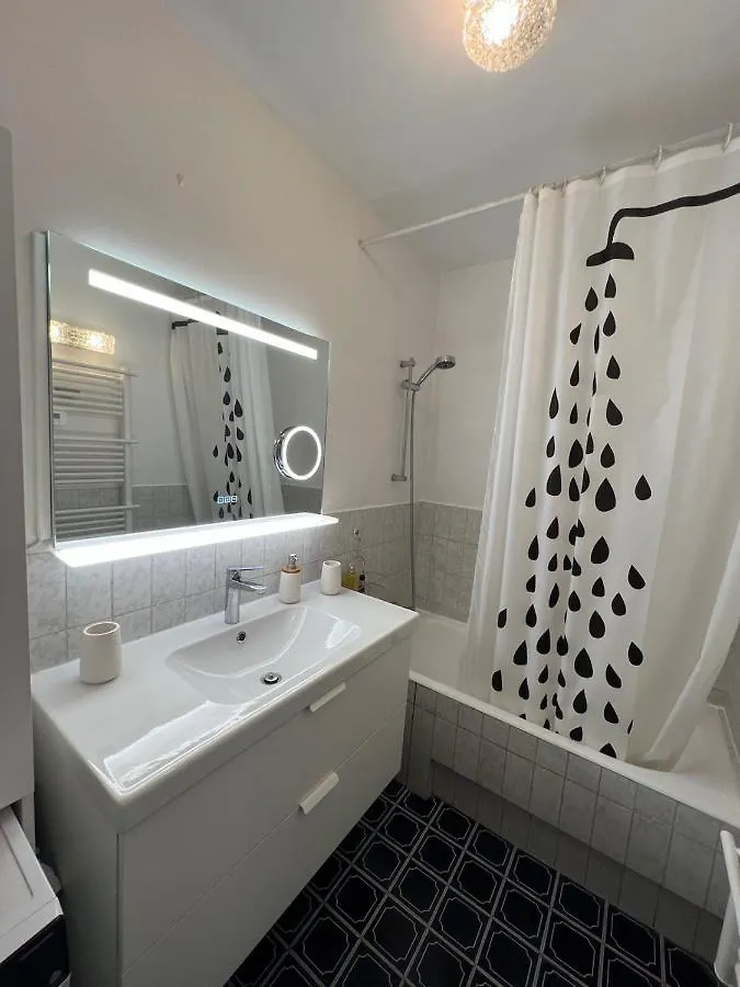 Seafront - Beautiful Flat With Aircon And Comfortable Loggia Vallauris France